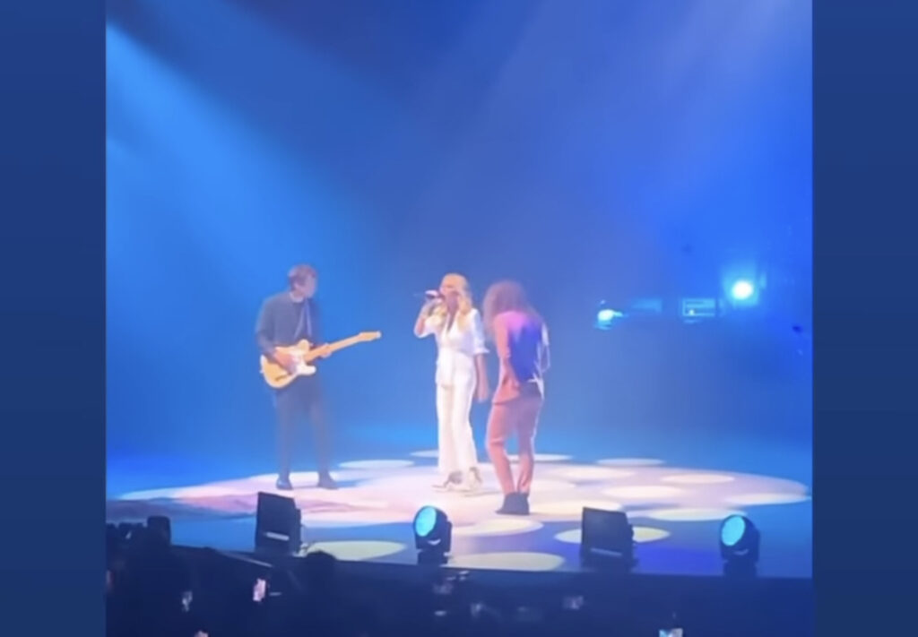 Ophélie Winter et Julien Doré en duo sur la scène de l'Accord Arena à Paris